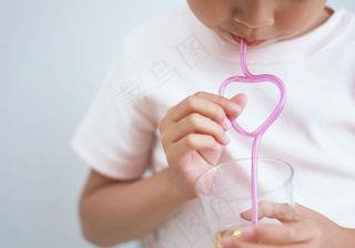 小男孩用吸管吸饮料图片