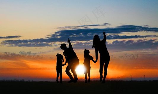 夕阳快乐一家人剪影图片