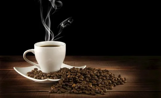一杯咖啡和咖啡豆图片