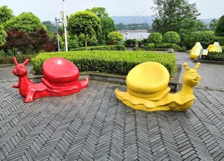 蜗牛创意雕塑公园座椅图片