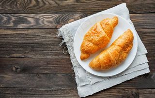 牛角面包甜品美食背景海报素材图片