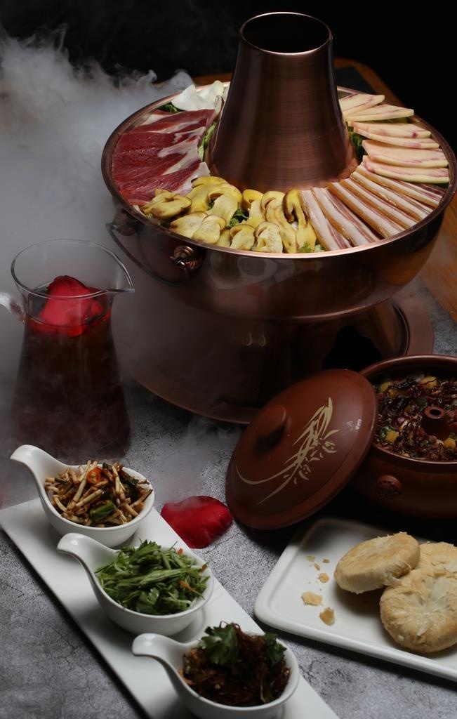 铜火锅图片