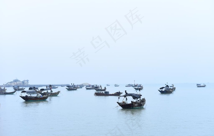 大海上的渔船图片