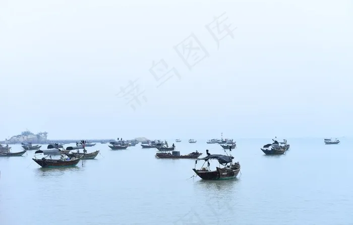 大海上的渔船图片