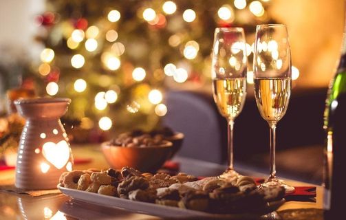 酒杯 高脚杯 餐布 食物图片