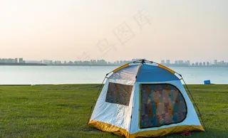 草地帐篷图片