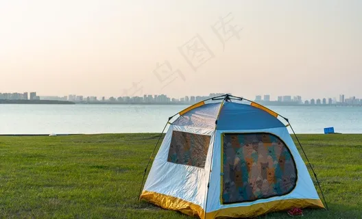 草地帐篷图片 草地帐篷图片