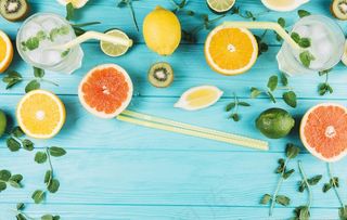 浅蓝色木板上的柚子柠檬水图片