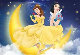 白雪公主 贝儿公主坐在月亮上图片