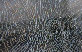 碎裂玻璃背景图片