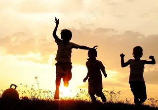 夕阳下的奔跑图片