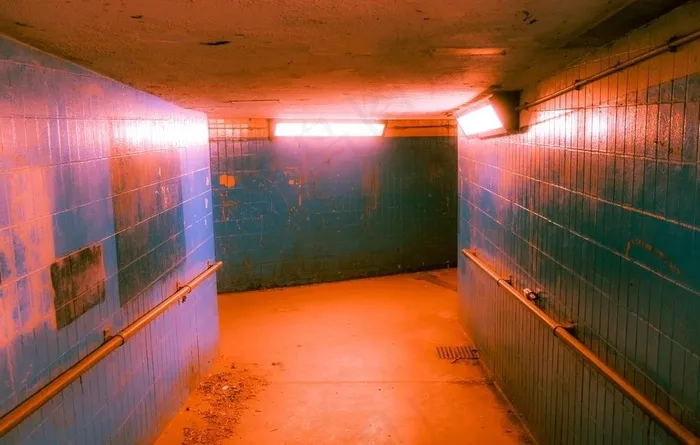 恐怖色调狭窄走廊图片