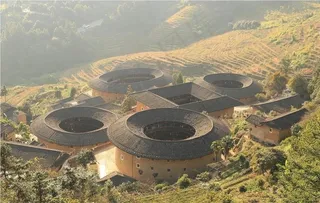 夕阳下的土楼图片