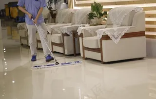 搞卫生的男人图片