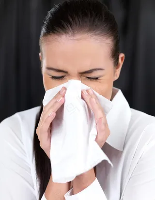 打喷嚏的美女图片