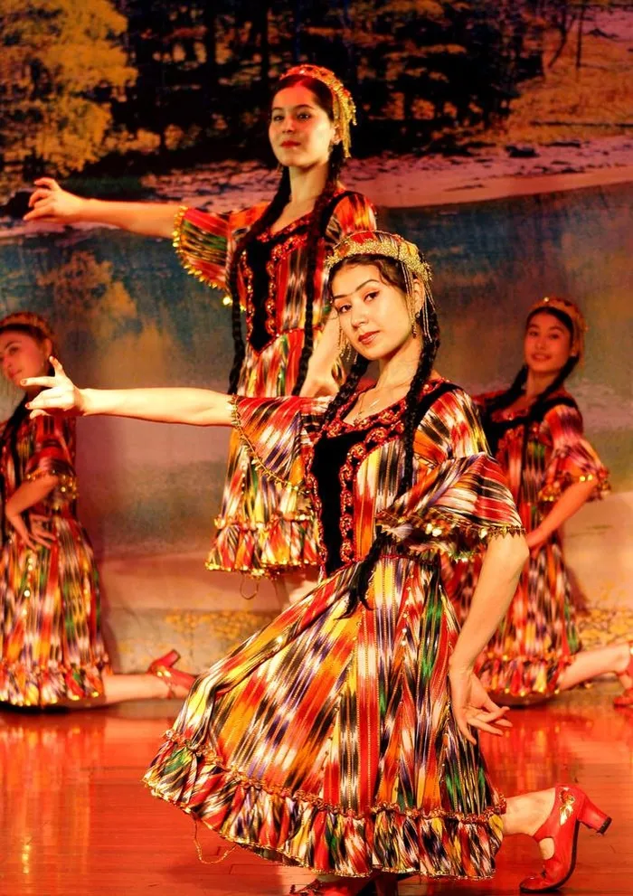 新疆美女舞蹈图片