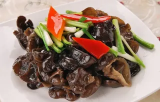 小葱炒野木耳图片