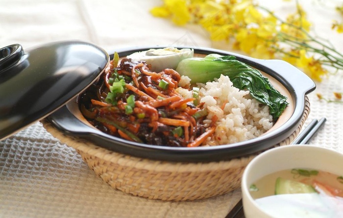 鱼香肉丝煲仔饭图片
