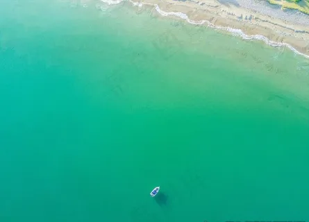 湖面小船图片 湖面小船图片