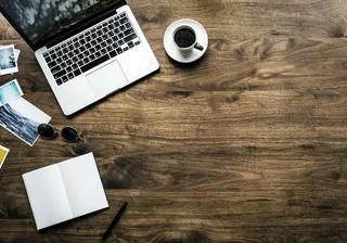 膝上型计算机的俯视图图片