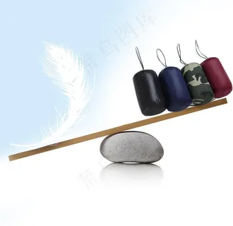 跷跷板上的服装比羽毛轻图片