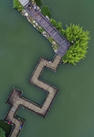 江西井冈山挹翠湖公园栈道航拍俯图片