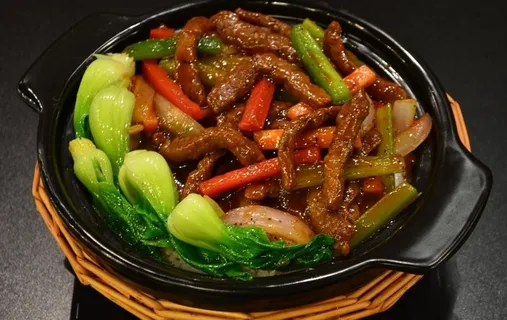 黑椒牛柳煲仔饭图片