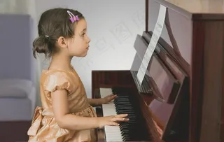 钢琴演奏图片
