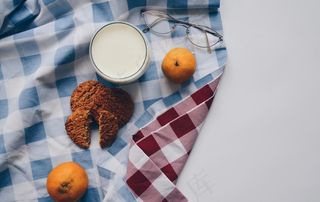 桌布上的早餐奶图片