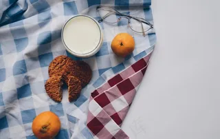 桌布上的早餐奶图片