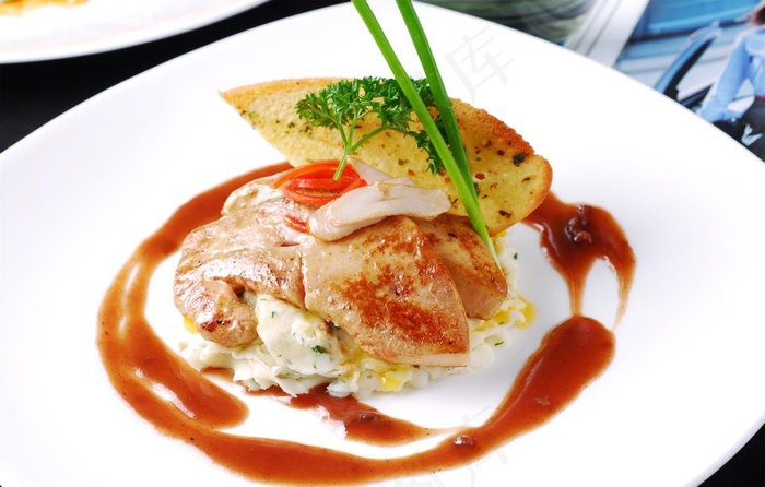 鹅肝配红酒汁图片