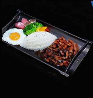 黑椒牛柳铁板饭图片