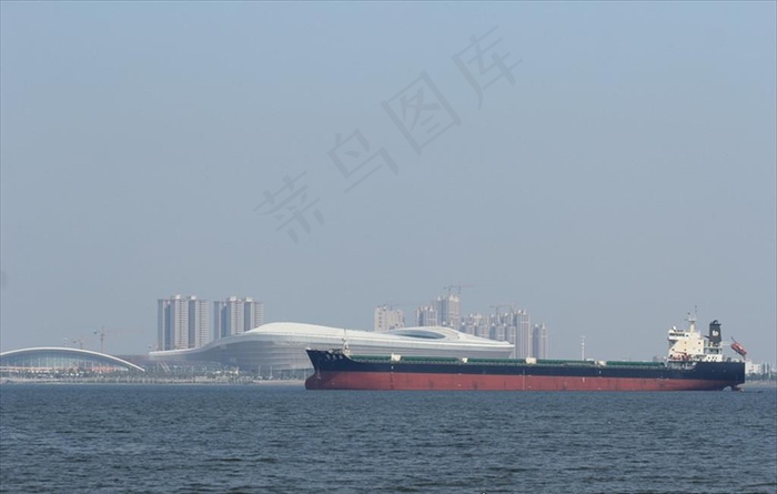 货轮经过湛江奥体中心图片