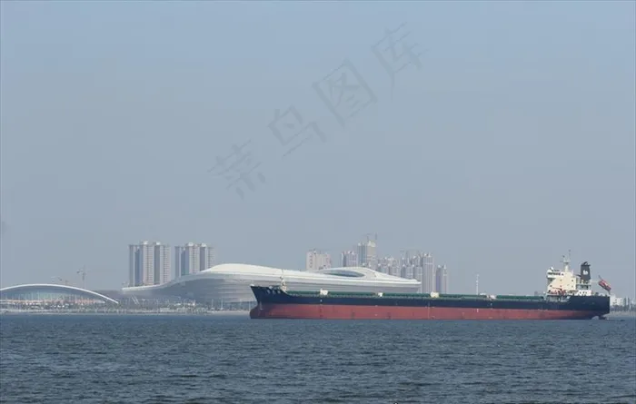 货轮经过湛江奥体中心图片