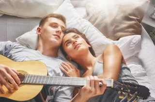 躺着弹吉他恋人图片