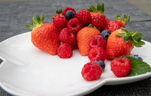 草莓树莓水果图片 草莓树莓水果图片