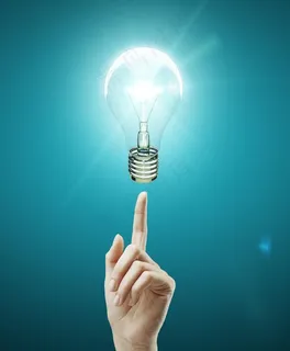 创意指尖上的灯泡图片 创意指尖上的灯泡图片