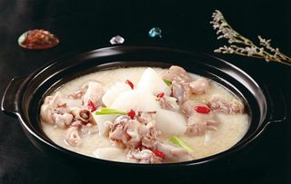 砂锅煮弯骨图片