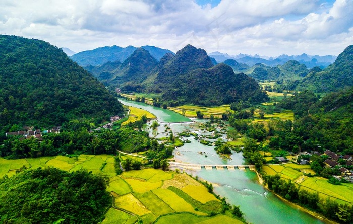 美丽的越南山间农田风光图片