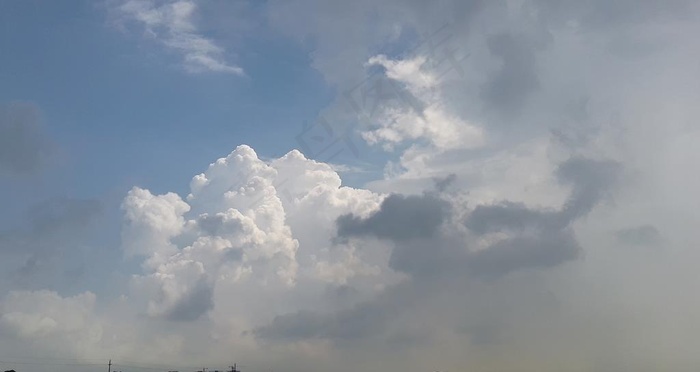 大雨前的水墨龙云图片