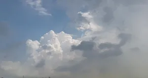 大雨前的水墨龙云图片