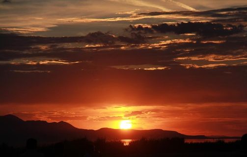 红色天空落日图片