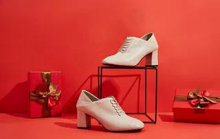 单鞋广告大片 红色背景图片