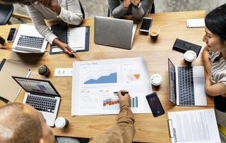 同事在一个商务会议图片