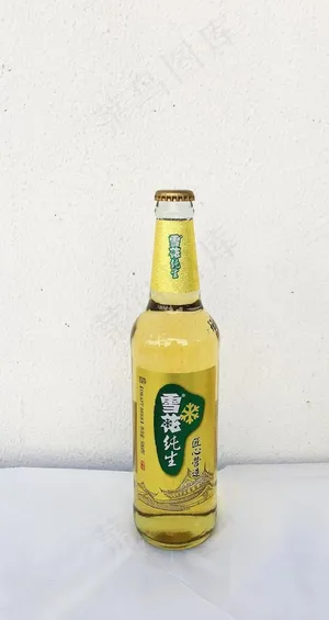 雪花瓶装纯生啤酒图片 雪花瓶装纯生啤酒图片