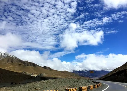 风景-蓝天白云公路图片