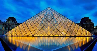 法国风情玻璃金字塔图片