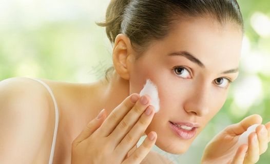 洗脸的美女图片