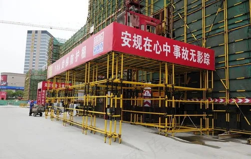 人货梯防护棚图片