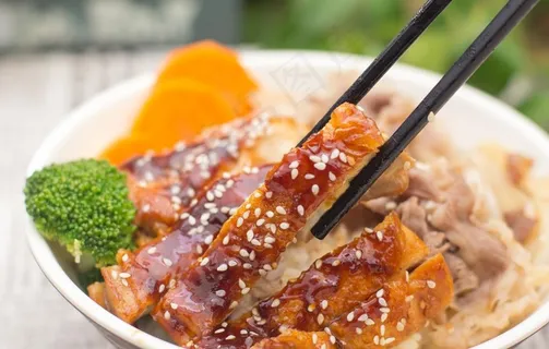 烤鸭肥牛拌饭图片